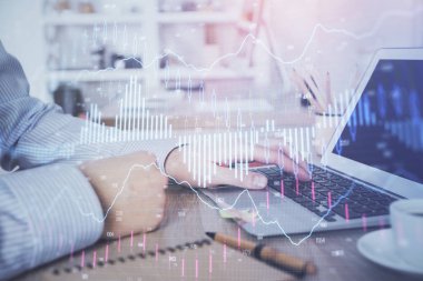 Arka planda bilgisayar üzerinde çalışan adam ile borsa grafiği çoklu pozlama. Finansal analiz kavramı.