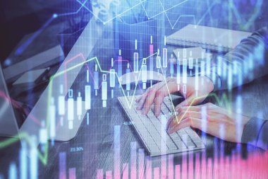 Adam ile mali grafik çift pozlama arka planda ofiste çalışır. Analiz kavramı.