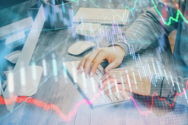 Adam ile mali grafik çift pozlama arka planda ofiste çalışır. Analiz kavramı.