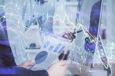 Arka planda ofiste bilgisayarda işadamı yazarak grafiğin çift pozlama. Zor iş kavramı.