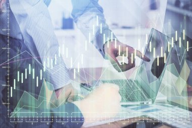 Adam arka planda ofiste bilgisayarda yazarak grafik çift pozlama. Zor iş kavramı. Closeup.