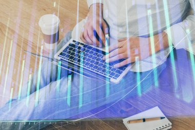 Arka planda ofiste bilgisayarda çalışan işadamı ile Forex grafiği. Analiz kavramı. Çift Pozlama.