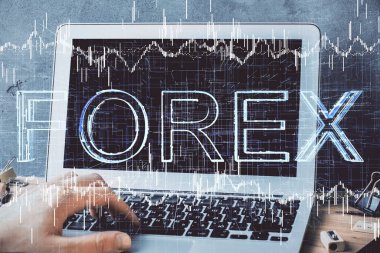 Arka planda dizüstü bilgisayar üzerinde çalışan işadamı ile Forex grafiği. Sert çalışma kavramı. Çoklu pozlama.