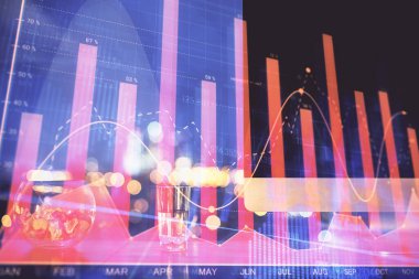 Arka planda eski pazar grafik hologramı ve kişisel bilgisayar var. Çifte maruziyet. Yatırım kavramı.