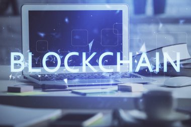 Engelleme zincirine ve kripto ekonomi temalı holograma ve bilgisayar arkaplanlı masaya çoklu maruz kalma. Bitcoin kripto para kavramı.