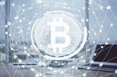 Blockchain temalı holograma ve bilgisayar arkaplanlı masaya çift pozlama. Bitcoin şifreleme para birimi kavramı.