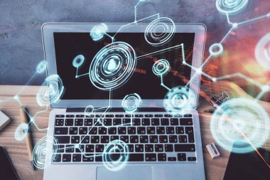 Sosyal ağ hologramıyla birlikte bilgisayar masaüstünde. Çoklu maruz kalma. Uluslararası insan ilişkileri kavramı.