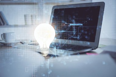 Bilgisayar ofisinde ampul simgesi hologramıyla birlikte. Çoklu maruz kalma. Fikir kavramı.