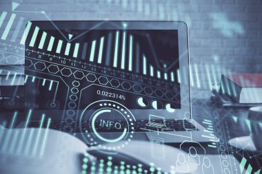 Bilgisayar, teknoloji temalı hologramla birlikte ofiste. Çoklu maruz kalma. Teknoloji kavramı.