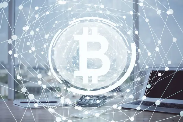 コンピュータの背景とブロックチェーンのテーマのホログラムとテーブルの二重暴露 ビットコイン暗号通貨の概念 — ストック写真