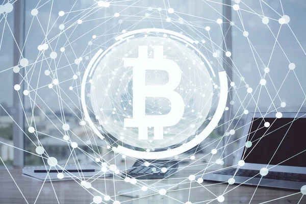 Blockchain temalı holograma ve bilgisayar arkaplanlı masaya çift pozlama. Bitcoin şifreleme para birimi kavramı.