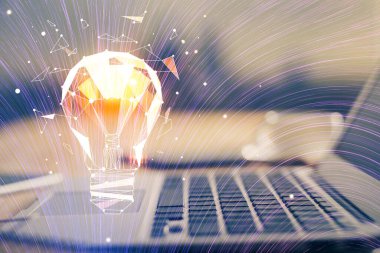 Bilgisayar ofisinde ampul simgesi hologramıyla birlikte. Çoklu maruz kalma. Fikir kavramı.