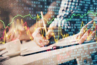 Hisse senedi piyasası ön planında yatırım planlayan iki adamın birden fazla pozu. Araştırma ve ticaret kavramı.