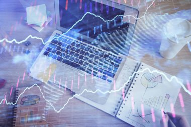 Forex grafik arka plan ile borsa dizüstü bilgisayar ile notlar yazma adamın ellerini çift pozlama. Üst Görünüm. Araştırma ve ticaret kavramı.