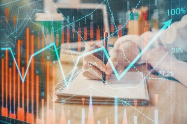 Forex grafiği, kadının elinde notlar alarak arka planda görüntülenir. Araştırma kavramı. Çift pozlama