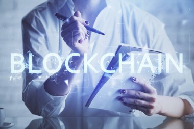 Kripto para birimi hologramı, Bitcoin, ellerin üstünde ico teması not tutuyor. Engelleme zinciri kavramı. Çoklu pozlama
