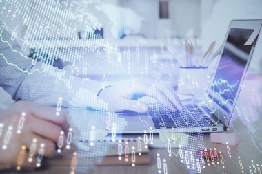 Arka planda bilgisayar üzerinde çalışan adam ile borsa grafiği çoklu pozlama. Finansal analiz kavramı.