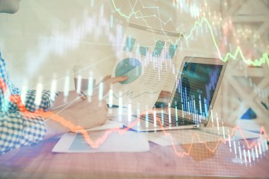 Adam ile mali grafik çift pozlama arka planda ofiste çalışır. Analiz kavramı.