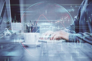 Arka planda ofiste bilgisayarda bilgisayarda yazan adam ile grafik çoklu pozlama. Sıkı çalışma kavramı.