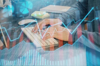 Arka planda ofiste bilgisayarda işadamı yazarak stok grafiği. Analiz kavramı. Çift Pozlama.