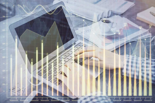 背景にコンピュータに取り組んでいる男と外国為替グラフの二重暴露 市場分析の概念 — ストック写真