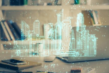 Ofisteki masaüstü bilgisayar geçmişi ve büyük kasaba binaları hologram çizimi. Çifte maruziyet. Akıllı şehir konsepti.