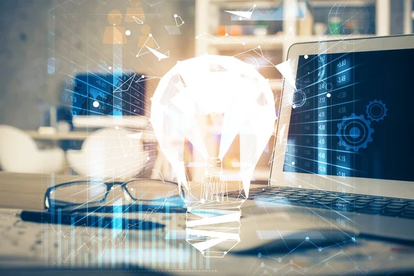 Ordenador en el escritorio en la oficina con el holograma icono de la bombilla. Exposición múltiple. Concepto de idea. —  Fotos de Stock