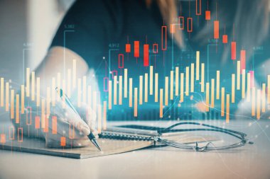 Forex grafik hologramı ile not lar yapan kadın ellerinin çoklu pozlaması. Teknik analiz kavramı.