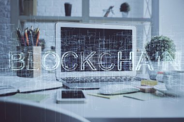 Engelleme zincirine ve kripto ekonomi temalı holograma ve bilgisayar arkaplanlı masaya çoklu maruz kalma. Bitcoin kripto para kavramı.