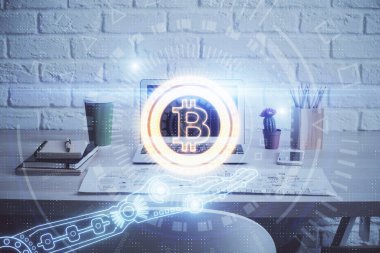 Blockchain temalı holograma ve bilgisayar arkaplanlı masaya çift pozlama. Bitcoin şifreleme para birimi kavramı.