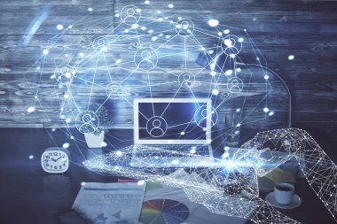 Sosyal ağ hologramıyla birlikte bilgisayar masaüstünde. Çoklu maruz kalma. Uluslararası insan ilişkileri kavramı.