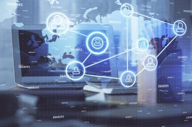 Sosyal ağ hologramıyla birlikte bilgisayar masaüstünde. Çoklu maruz kalma. Uluslararası insan ilişkileri kavramı.