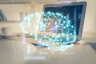 Bilgisayar ve beyin hologramı ile çalışma masasının çoklu açığı. Beyin fırtınası konsepti.