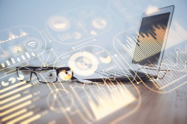 Bilgisayar, teknoloji temalı hologramla birlikte ofiste. Çoklu maruz kalma. Teknoloji kavramı.