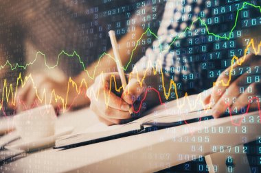 İki adamın hisse senedi piyasası grafiğiyle yatırım planladığı çok sayıda olay.