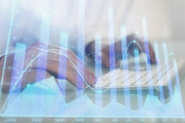 Arka planda ofiste bilgisayarda yazan adam ile grafik çift pozlama. Sıkı çalışma kavramı.