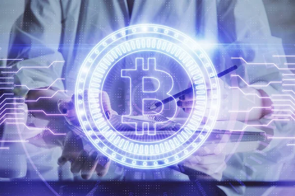 Cryptogeld hologram, Bitcoin, ico thema over handen nemen notities achtergrond. Concept van blockchain. Meervoudige blootstelling — Stockfoto