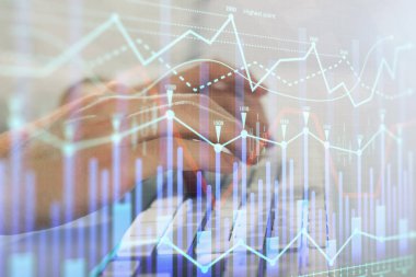 Adam arka planda ofiste bilgisayarda yazarak grafik çift pozlama. Zor iş kavramı. Closeup.