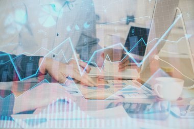 Adam arka planda ofiste bilgisayarda yazarak grafik Multi pozlama. Zor iş kavramı.