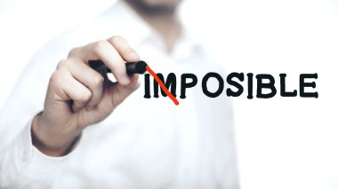 Beyaz arka planda imkansız konsept çizen işadamı