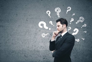 İş adamı kafasında soru işareti çizerek düşünüyor. İş karmaşası konsepti