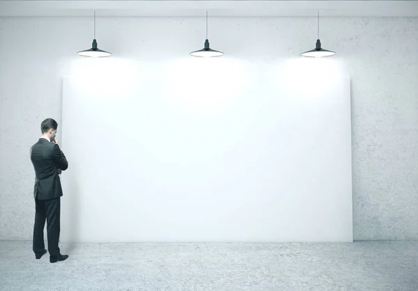 Empresário Olhando Banner Branco Parede Sala Interior Concreto Desempenho Conceito — Fotografia de Stock
