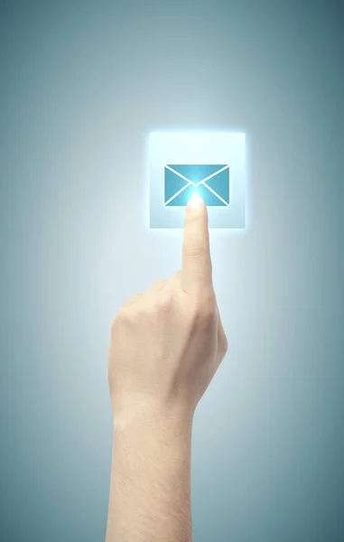 Handdrücken Der Mail Taste Auf Blauem Hintergrund Technologie Und Kommunikationskonzept — Stockfoto