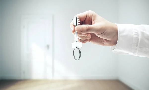 Geschäftsmann Hand Hält Schlüssel Auf Einem Innenraum Hintergrund Geschäfts Und — Stockfoto