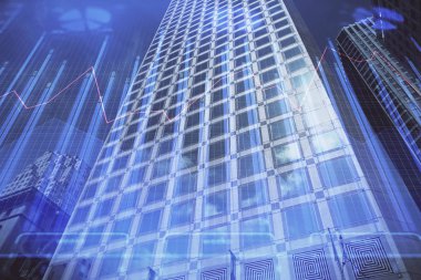 Yüksek binaların arka planında çoklu pozlama olan eski şehir haritası. Finansal araştırma kavramı.