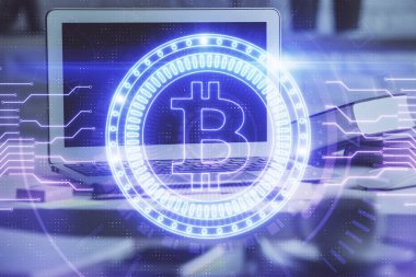 Engelleme zincirine ve kripto ekonomi temalı holograma ve bilgisayar arkaplanlı masaya çoklu maruz kalma. Bitcoin kripto para kavramı.