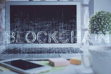 Engelleme zincirine ve kripto ekonomi temalı holograma ve bilgisayar arkaplanlı masaya çoklu maruz kalma. Bitcoin kripto para kavramı.