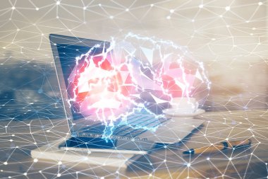 Bilgisayar ve beyin hologramı ile çalışma masasının çoklu açığı. Beyin fırtınası konsepti.