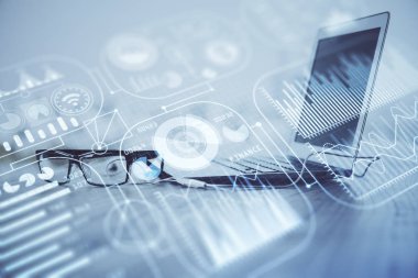 Bilgisayar, teknoloji temalı hologramla birlikte ofiste. Çoklu maruz kalma. Teknoloji kavramı.