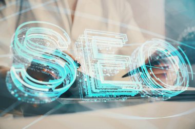 Kadın elinin SEO simgesiyle notlar alırken çoklu pozlanması. Arama motoru optimizasyonu kavramı